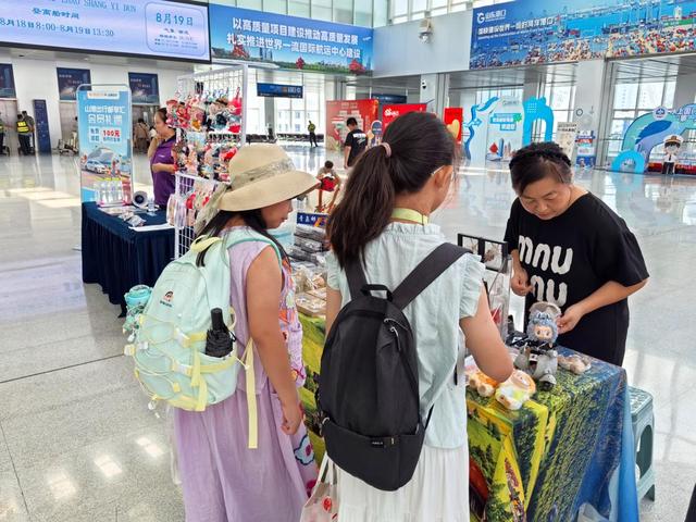 青岛邮轮母港迎复航以来首次“双邮轮同靠”，服务升级带动港城文旅新增长