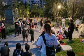 既瘦身还解压 成年人流行起共享位置“躲猫猫”图片