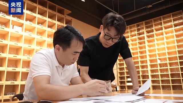“工作搭子”升级了！看广东智能眼镜如何“玩转”纳米世界