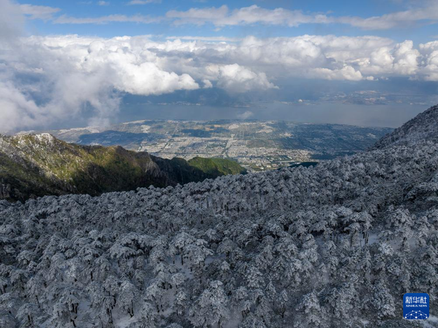 大理苍山：银装素裹美景引客来