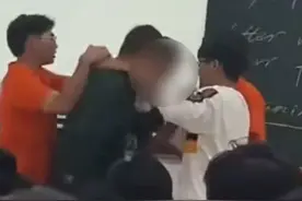 学生上课玩游戏被收手机，竟两次“锁喉”老师，周围同学赶紧拉开图片