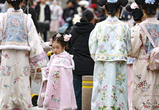 从王府井到故宫：Z世代在北京圆“格格梦”