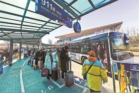 朝阳站免费摆渡车为旅客兜底图片