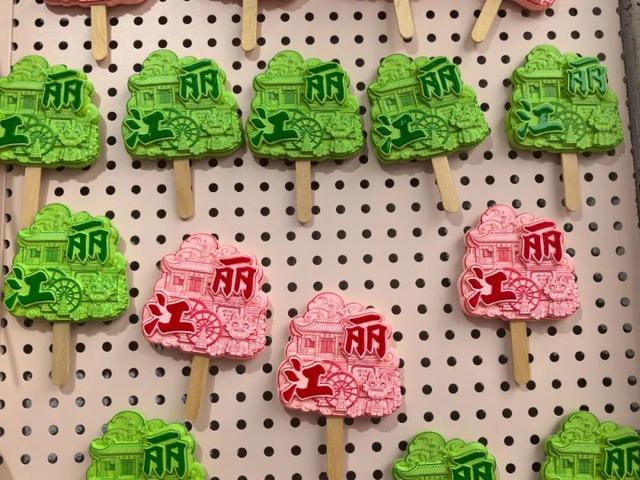 把当地元素烙印在旅途中！丽江文创产品成新宠