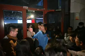 这么多人围观，北大学生在等待什么？图片