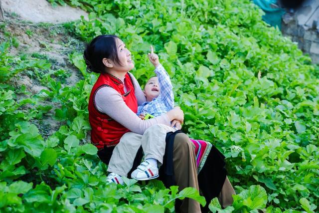 遇见木楞房、火塘与95后妈妈的寻常日子