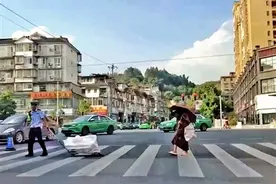 拾荒奶奶艰难过街 00后辅警帮她拖车图片