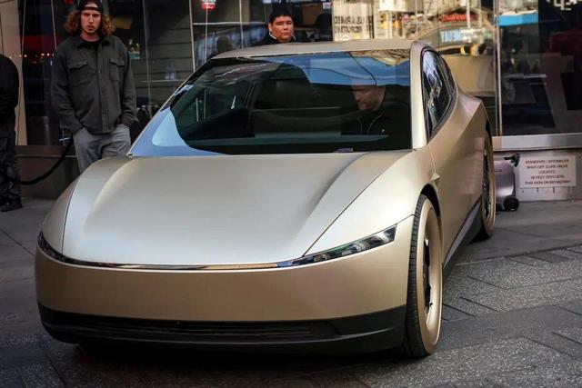 特斯拉造出终结者之手，马斯克要挣1000000000000美元