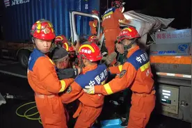 滨州：半挂车停靠路边买东西被追尾 消防火速营救被困司机图片