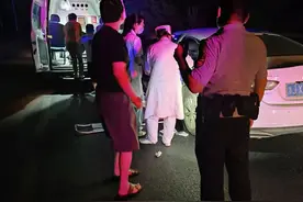 情况紧急！女子小轿车上分娩 母子平安！图片