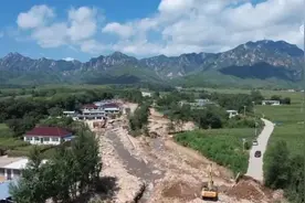 打通公路、清淤消杀、空军驰援……多方力量支援葫芦岛防汛抢险救灾图片