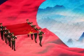 杭州亚运会开幕式，五星红旗入场时，全场回荡《我爱你中国》歌声图片