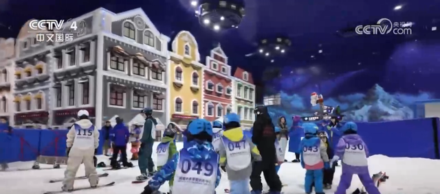 从“遥不可及”到“触手可及” “北冰南展”新风尚激发冰雪消费新热潮