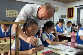 拾光|济南朱家庄村六旬“书法爷爷”，义务教村娃写好中国字图片