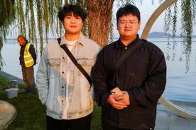 路边冒出浓烟，两位武汉大学生冲了上去图片