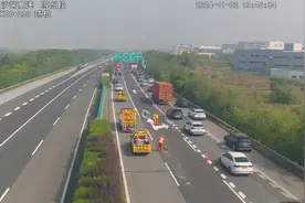 5吨重钢卷从货车掉落，在高速路上翻滚图片