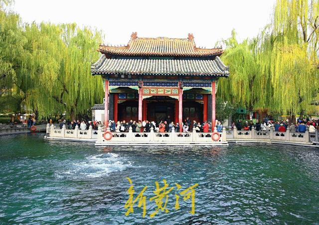 泉城最低温跌破0℃ 游客寒风中赏“趵突腾空”胜景