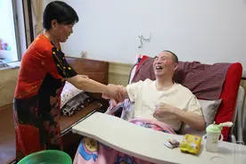 照顾瘫痪丈夫12年，还清30万债务，66岁阿姨下一个目标：开心过日子图片