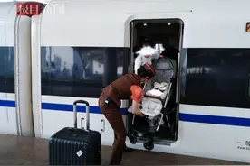 宝妈高铁出行不便，乘务员一路保驾护航图片