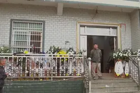 勇救落水男童牺牲的42岁退役武警今日英魂归故里，妻子悲伤到头痛欲裂图片