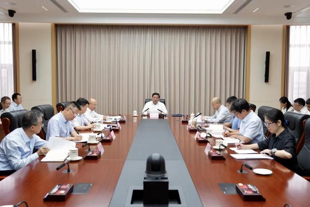 当前农业农村系统压倒性任务是什么