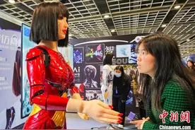 扎堆“炫技”   智能机器人巡展南京图片
