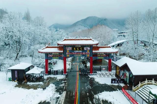 “洛阳怎么一下雪，就封神。”