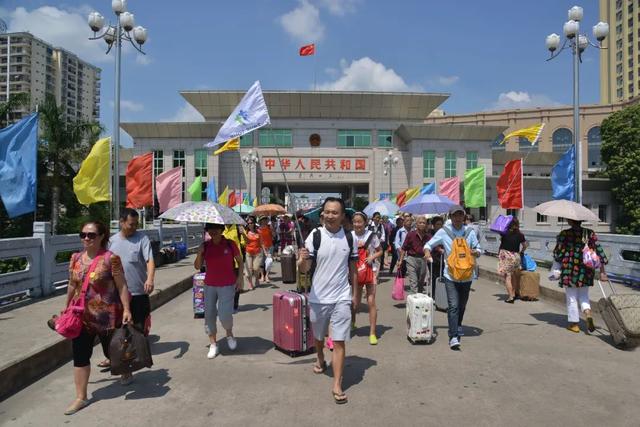 粤桂琼十三市报刊专版聚焦防城港：逐浪欢歌 潮玩防城港