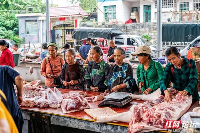秋游时刻丨湘西苗族聚集地的赶集日常，藏着最鲜活的民族烟火