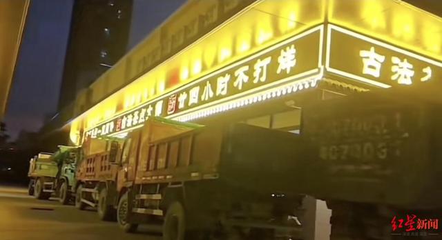 老板租十几辆大卡车围住店铺防台风