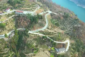 两个“00后”铁路小姐姐，坐船去上班！图片