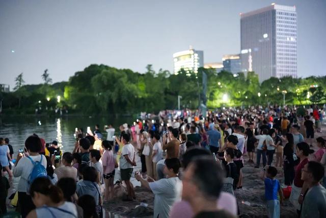 人从众……今夏火出圈！本地居民、全球游客都为静安这里的夜停留丨静安“夜”精彩