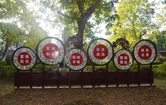 组图丨武威：草木间立精神 园景中润人心