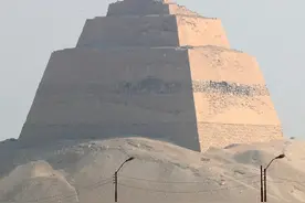 探访美杜姆金字塔图片