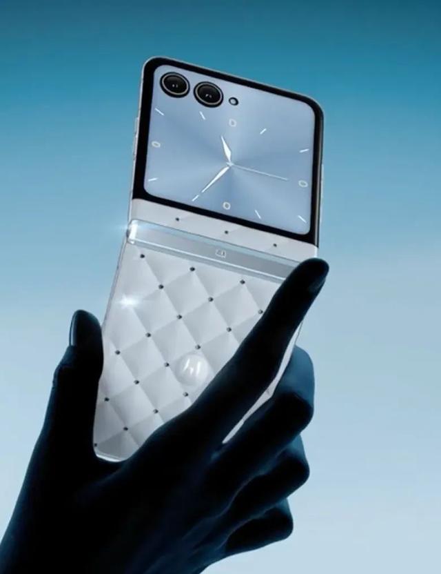 联想moto razr 60冰钻版官宣，施华洛世奇限定礼盒
