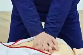 运动会上，8岁女孩突然倒地！一瞬间，5位医护家长从四面八方冲了过来图片