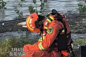 连夜搜救，他们在大堤上就地睡了……图片