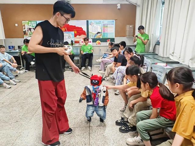 爱心暑托班的这场人机互动表演，引得孩子们啧啧称奇！