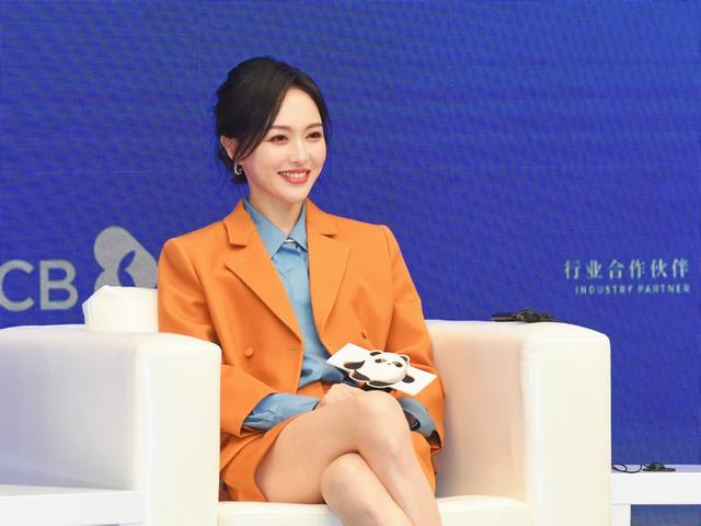 唐嫣亮相第二届金熊猫奖论坛