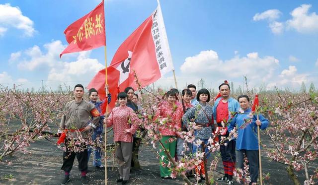 “多巴胺”旅游上新，跟着北北打卡“赤黄红”