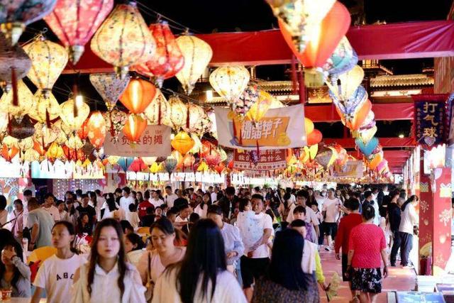 曲靖入夜时 聚拢是烟火 摊开是千年