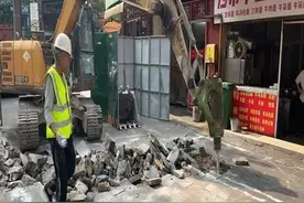 建三级隔油池 安装油水分离设备 荆州餐饮污水处置出“新招”图片