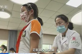 调整姿势就能“治好”孩子脊柱侧弯？家长请注意这些误区→图片