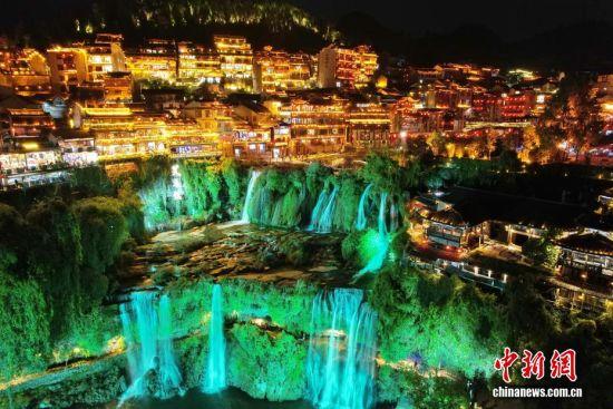 湘西“挂在瀑布上的古镇”夜景出圈
