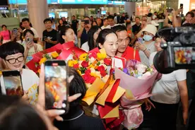 花游奥运冠军张雅怡回湘，妈妈给了她一个大大的拥抱图片