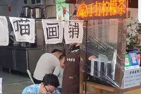 90后小伙在武汉摆摊画肖像：像AI一样作画，但能更明白客人需求，画出其满意的模样图片
