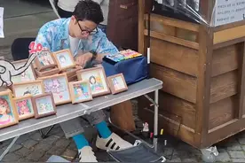 90后小伙在武汉摆摊画肖像：像AI一样作画，但能更明白客人需求，画出其满意的模样图片