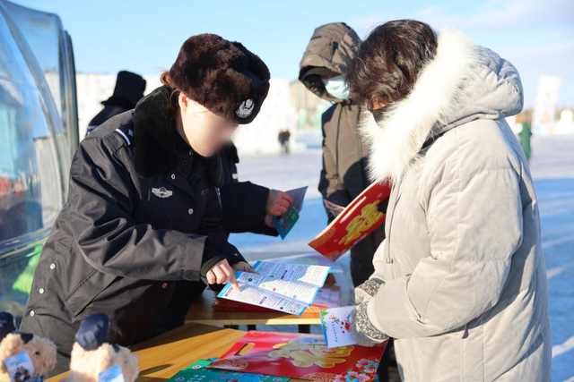 禁毒宣传邂逅绝美雪雕，欢声笑语播撒禁毒种子