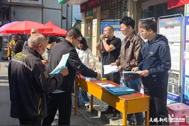 赶集场上的招聘会图片