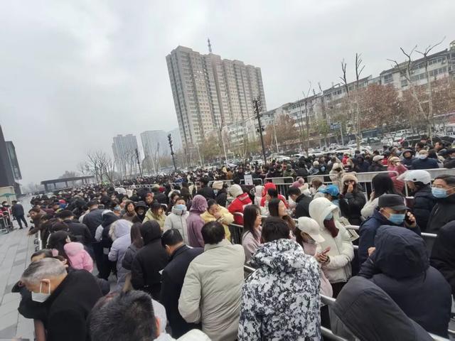 胖东来“三胖”今日试营业！现场排队数百米内部已限流，此前预计客流量达10万人，超市内部先睹为快→